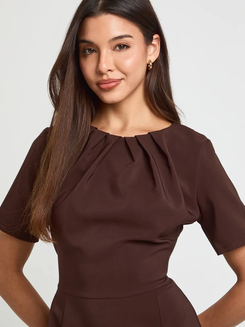 boohoo Dames Mini-jurk Met PlooiDetail En Getailleerde Pasvorm chocoladebruin, foto 4
