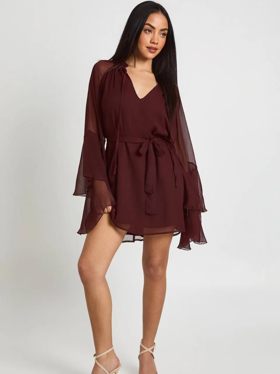 boohoo Dames Chiffon Mini Jurk met Uitlopende Mouwen chocoladebruin, foto 3