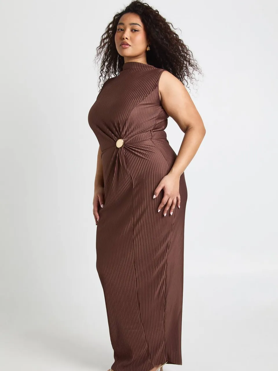 boohoo Dames Plus Maxi Jurk met Gouden Bies Plisse en Hoge Hals, foto 3