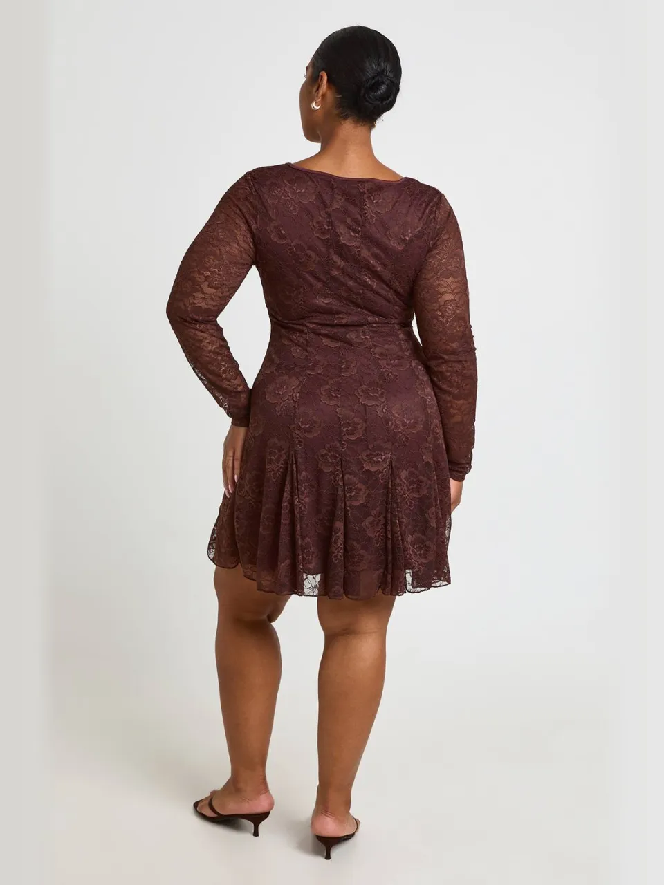 boohoo Dames Plus Kanten Godet Mini Skater Jurk chocoladebruin, foto 2