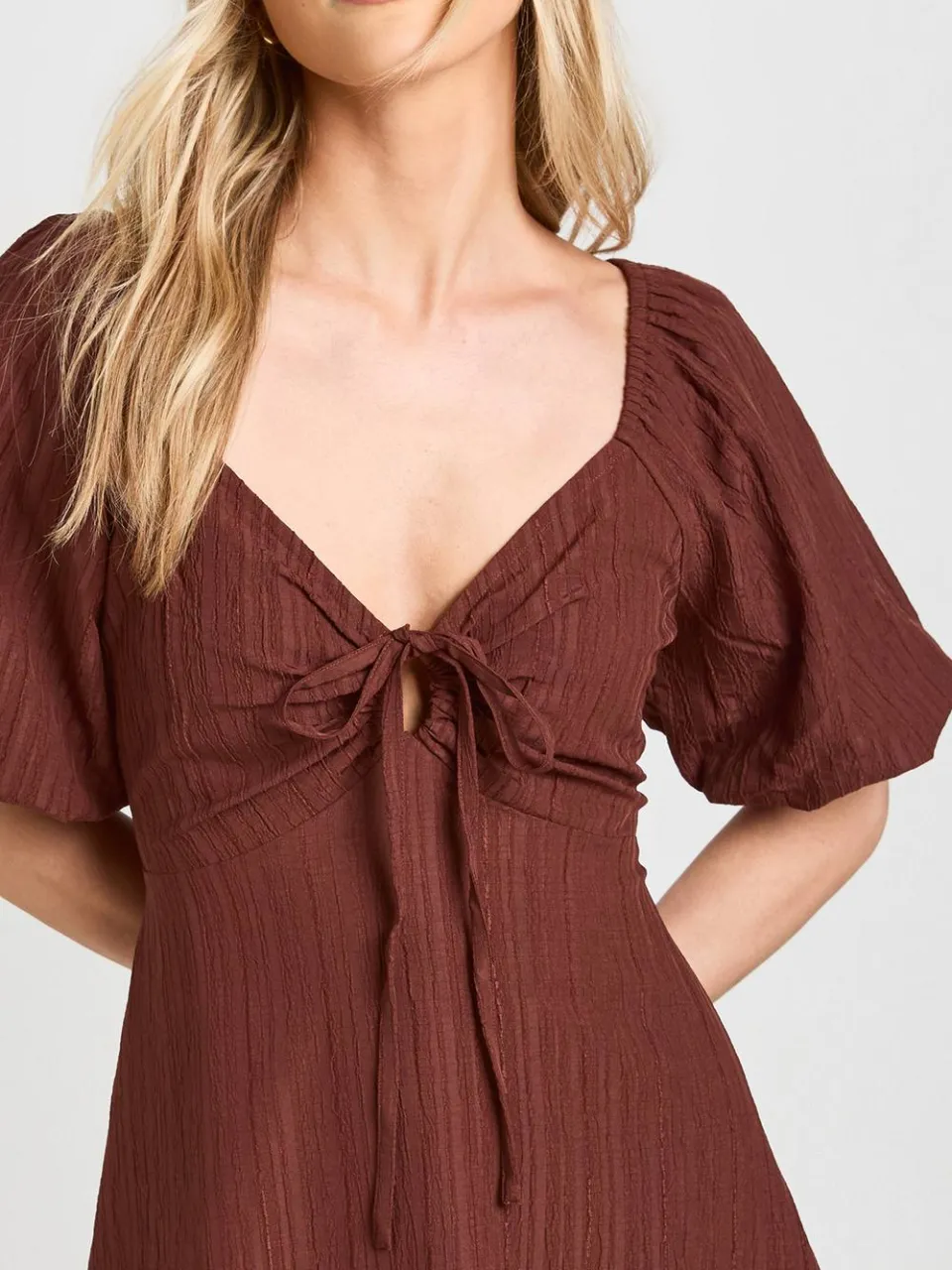 boohoo Dames Petite Getextureerde Volumemouwen Mini Jurk chocoladebruin, foto 4