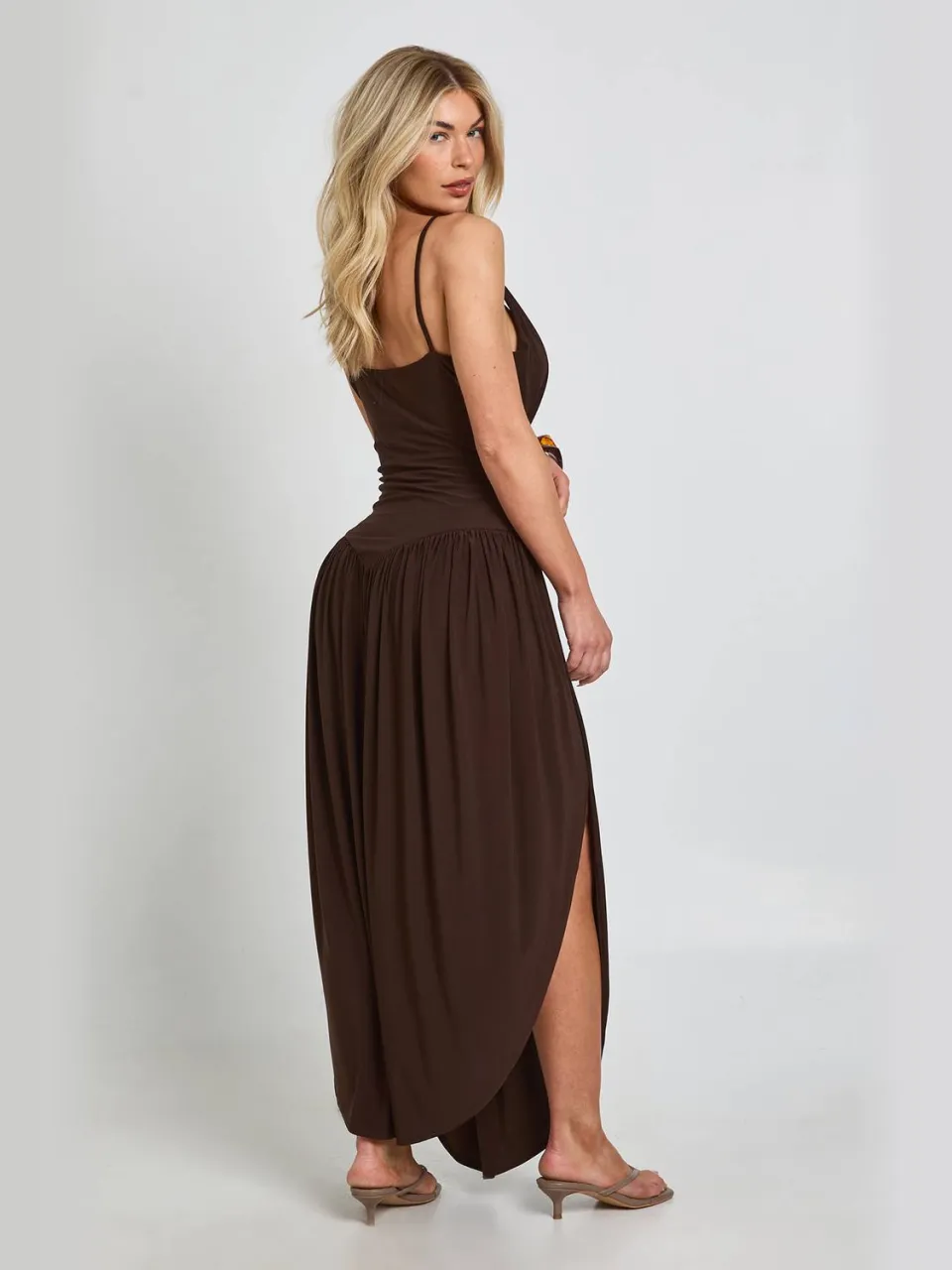 boohoo Dames Slinky Cami Maxi-jurk Met Geplooid Tailleband chocoladebruin, foto 2