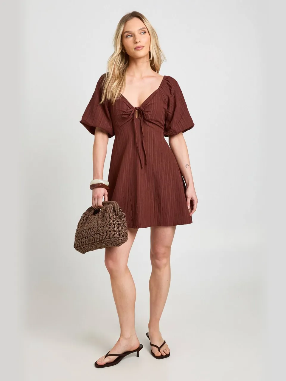 boohoo Dames Petite Getextureerde Volumemouwen Mini Jurk Chocoladebruin