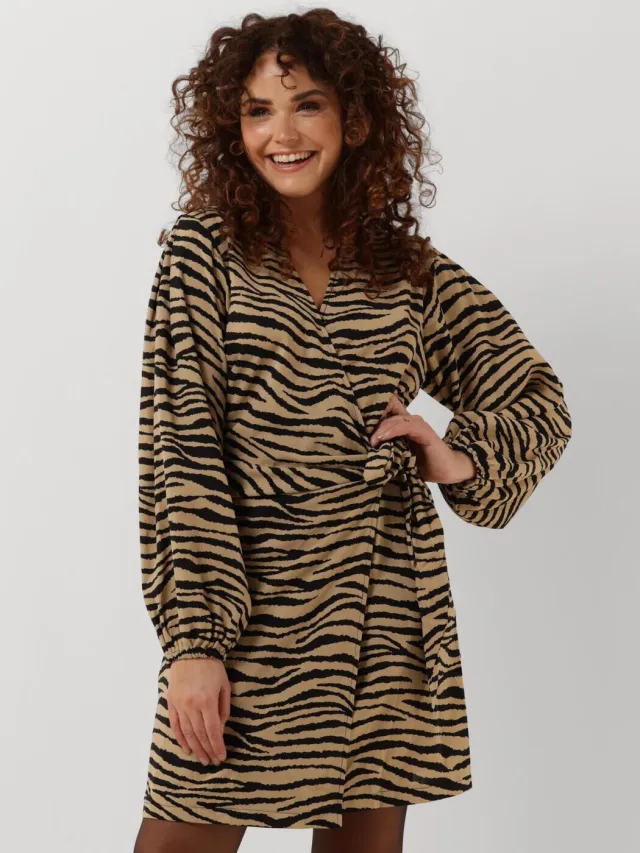 NEO NOIR Dames Jurken Oaklynn Graphic Zebra Dress - Zand