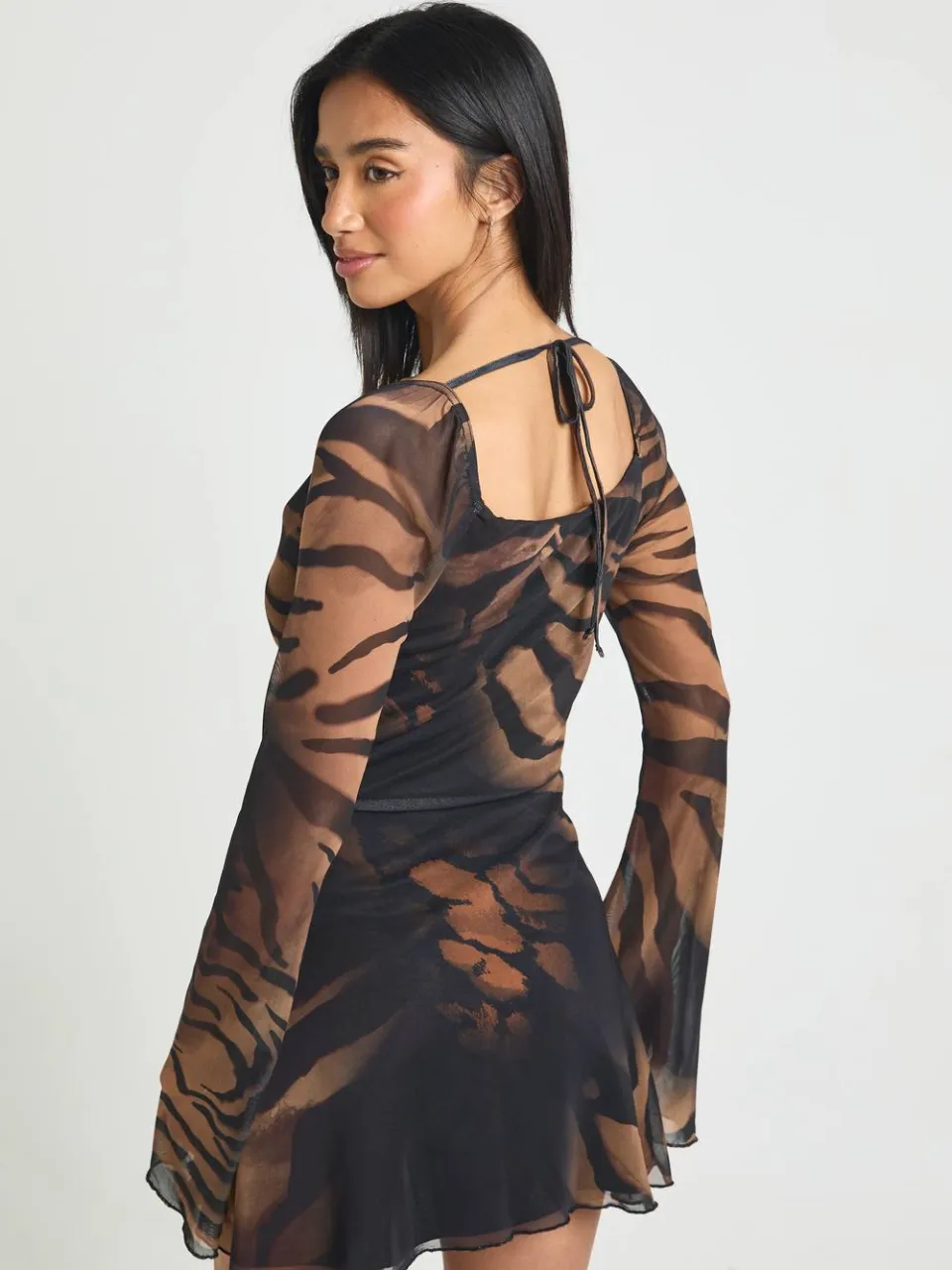 boohoo Dames Petite Dieren Lange Mouw Skater Jurk bruin, foto 2