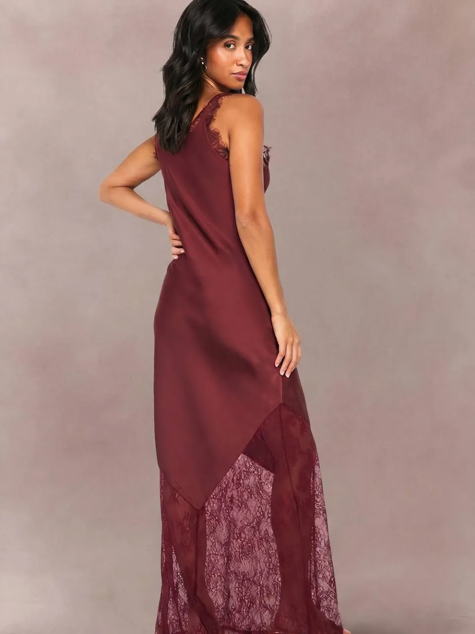 boohoo Dames Petite Slipjurk met kanten zoom bordeaux rood, foto 2