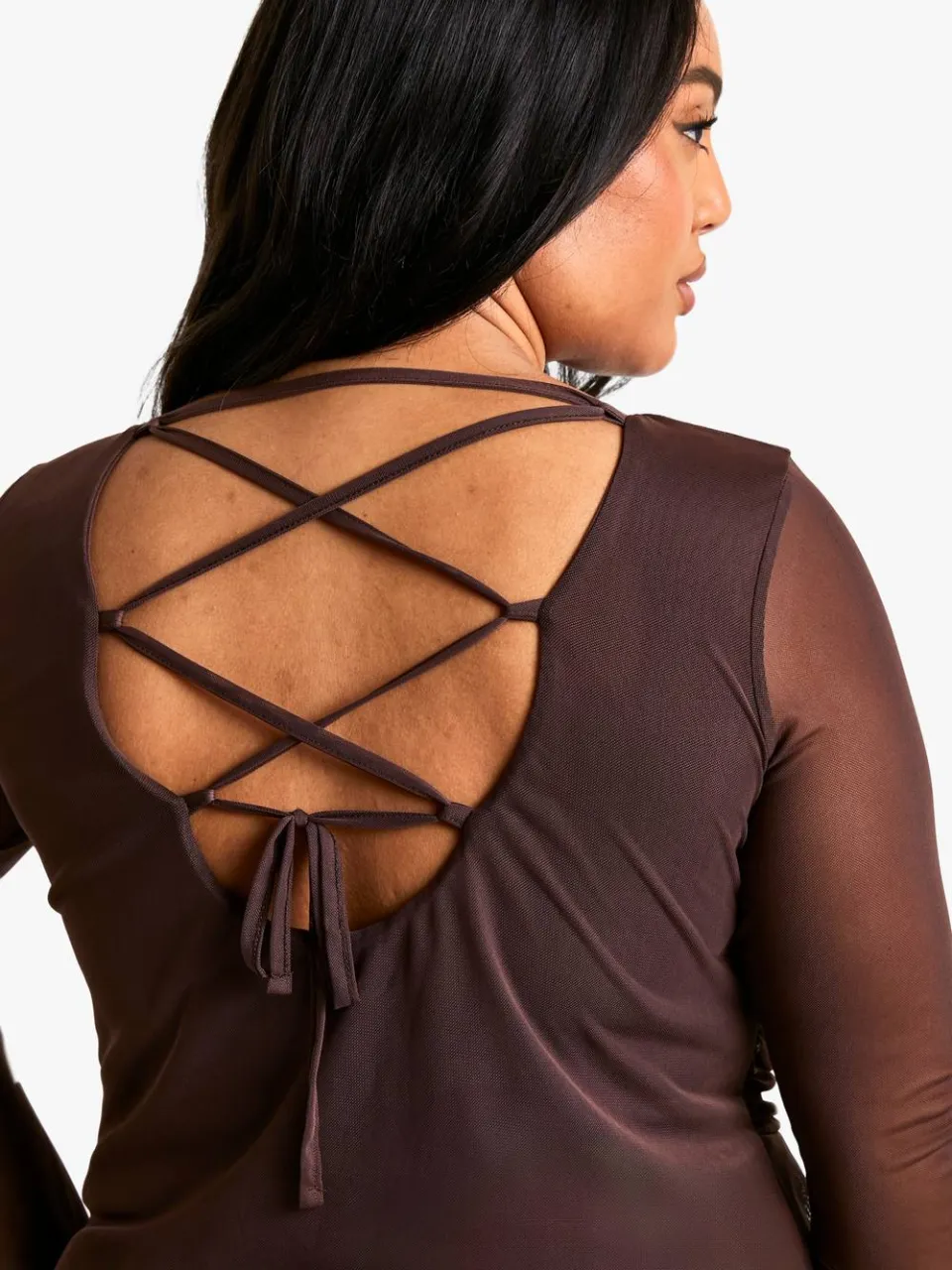 boohoo Dames Plus Mesh Ruffle Flared Sleeve Smock Jurk chocoladebruin, foto 4