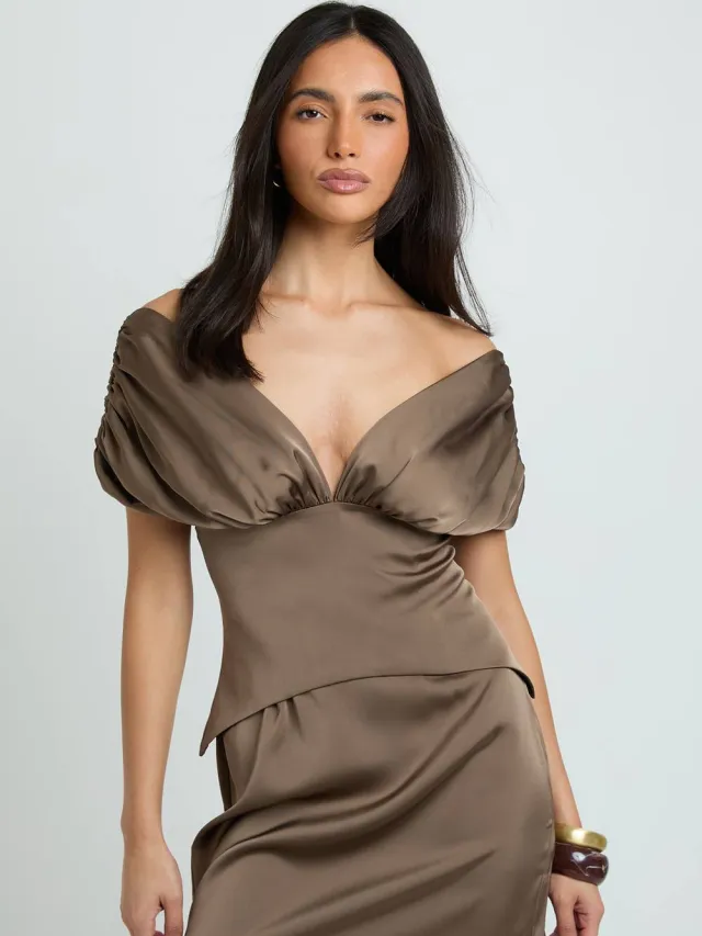boohoo Dames Satijnen Bardot Mini Jurk Met Geplooid Detail Mokka