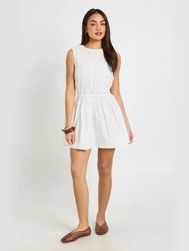 boohoo Dames Katoenen Poplin Mini-jurk Met Shirring Wit