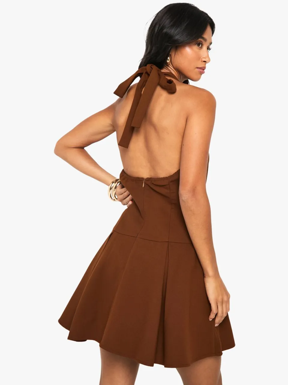 boohoo Dames Petite getailleerde mini-jurk met hoge hals en plooien chocoladebruin, foto 2