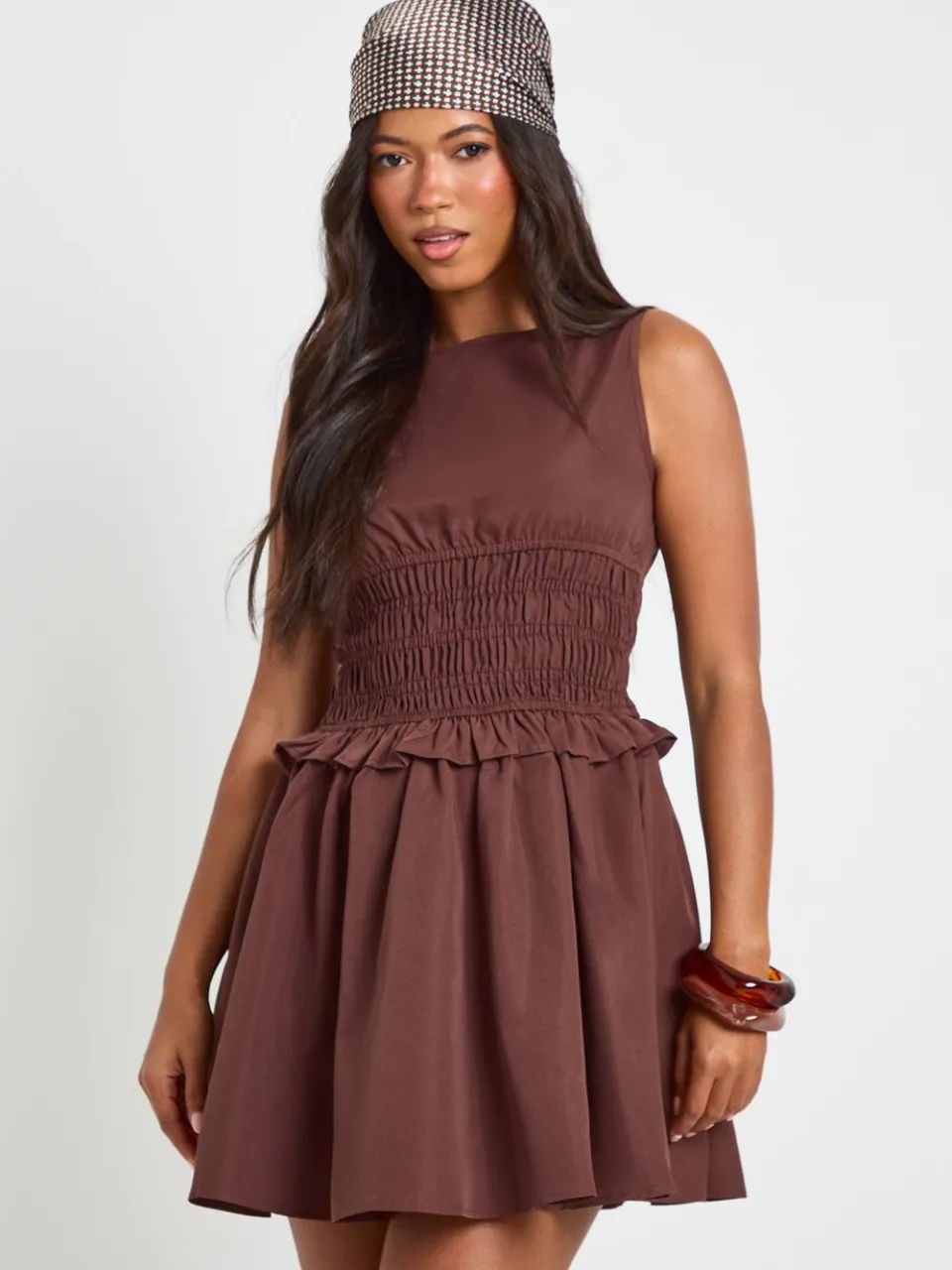 boohoo Dames Mouwloze Mini-jurk Met Gerimpelde Taille chocoladebruin, foto 3