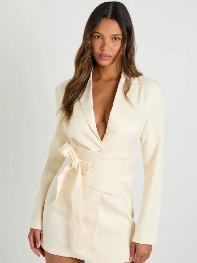 boohoo Dames Getailleerde Blazerjurk met Riemdetail Crème