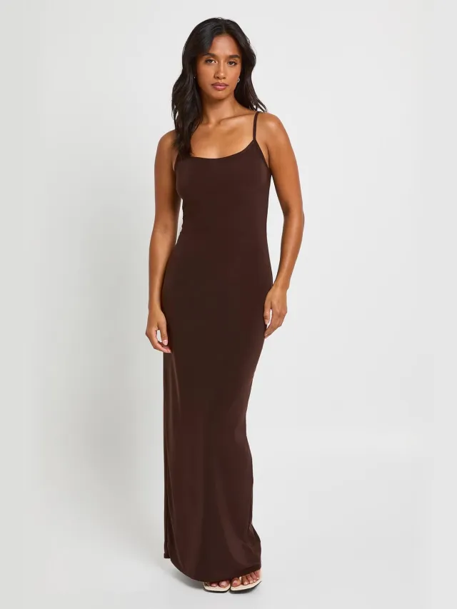 boohoo Dames Petite Maxi Jurk Met Ronde Hals En Bandjes Chocoladebruin