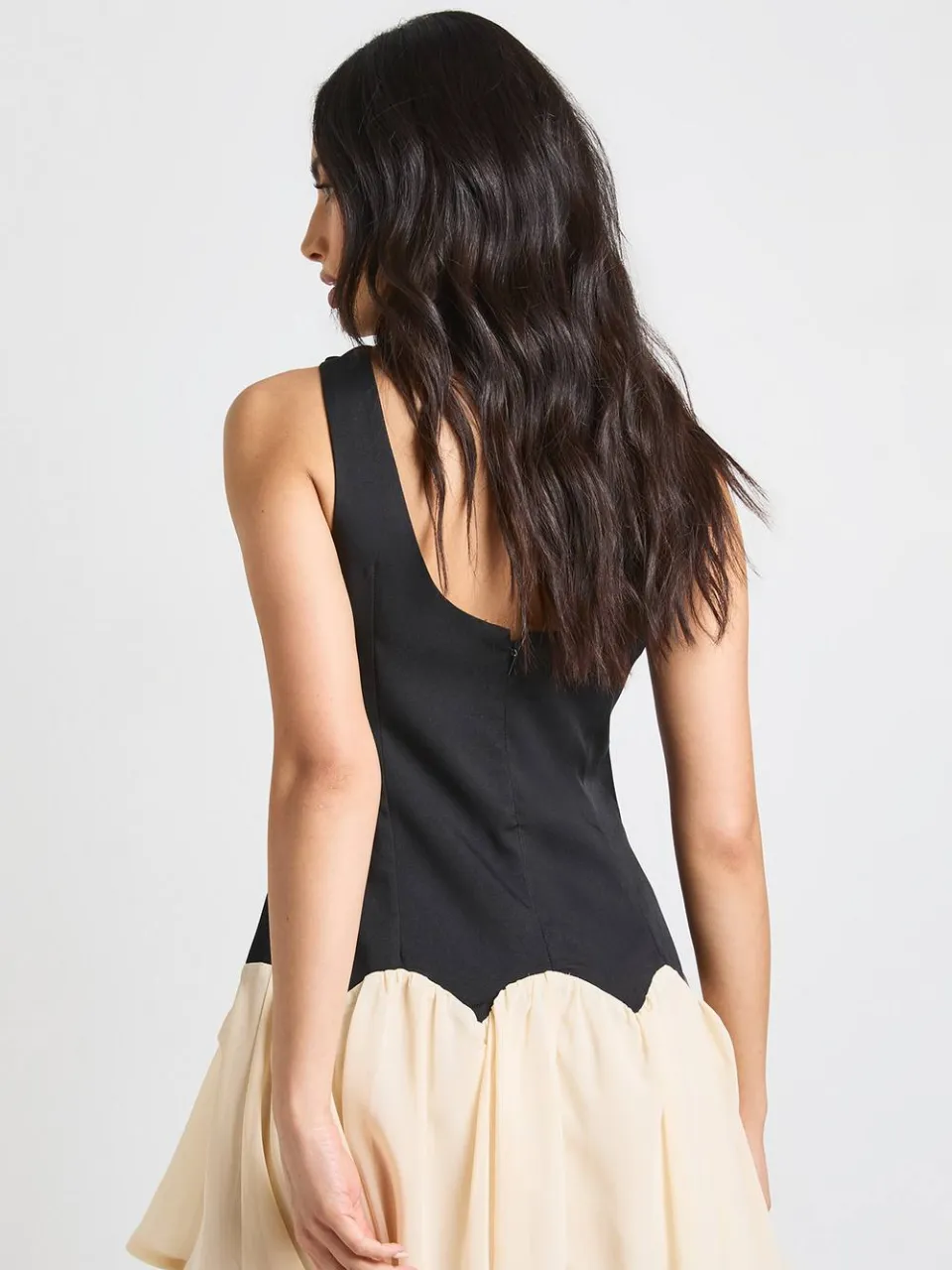 boohoo Dames Contrasterende Mini-jurk Met Verlaagde Zoom zwart, foto 3