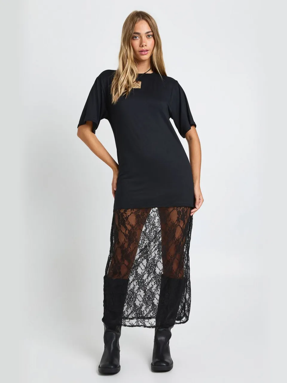 boohoo Dames Petite midaxi T-shirtjurk met kantdetail zwart, foto 3