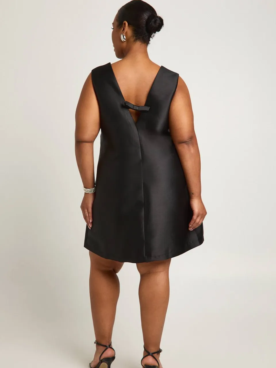 boohoo Dames Plus Diepe V-hals Uitgelijnde Strik Rug Jurk zwart, foto 2
