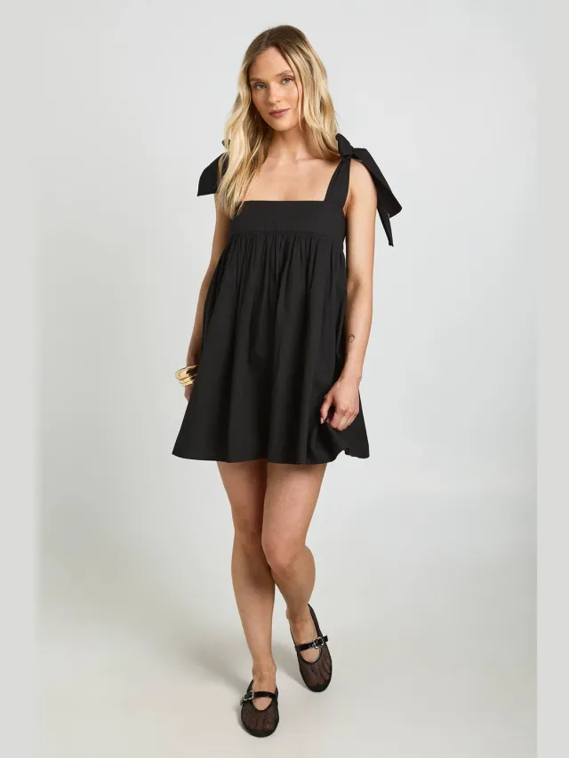 boohoo Dames Petite Mini-smock Jurk Met Strikbandjes Op De Schouders Zwart