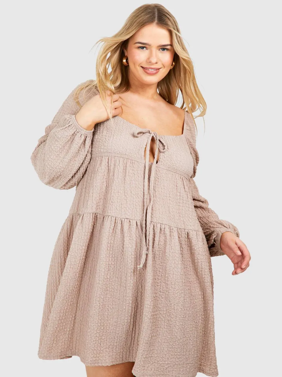 boohoo Dames Plus Getextureerde Getrapte Smockjurk light stone, foto 3