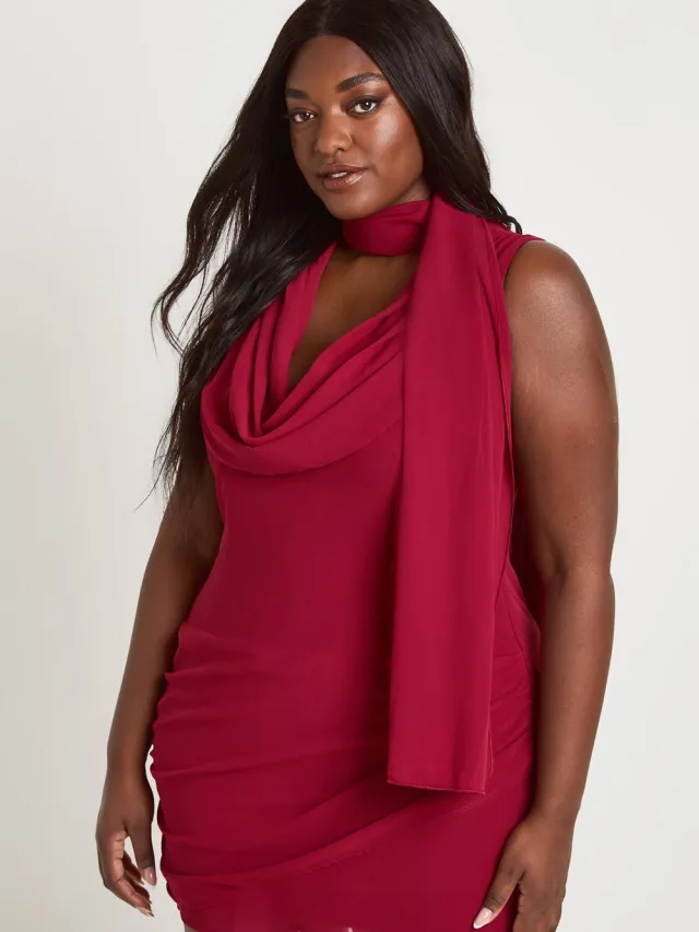 boohoo Dames Plus Chiffon Watervalhals Mouwloze Sjaal Hals Mini Jurk kersen, foto 2