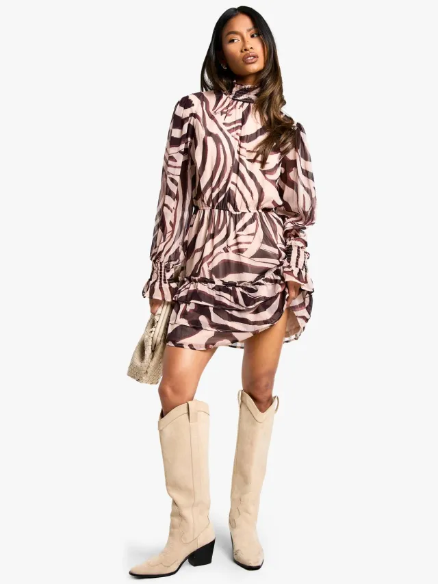 boohoo Dames Zebra Crinkle Chiffon Mini Jurk met Hoge Hals Bruin