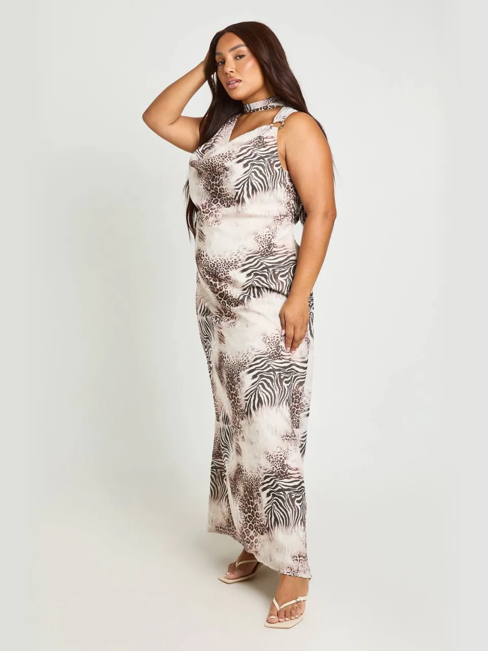 boohoo Dames Plus Maxi Chiffonjurk Met Gemengde Dierenprint En Sjaalachtig Detail crème, foto 3