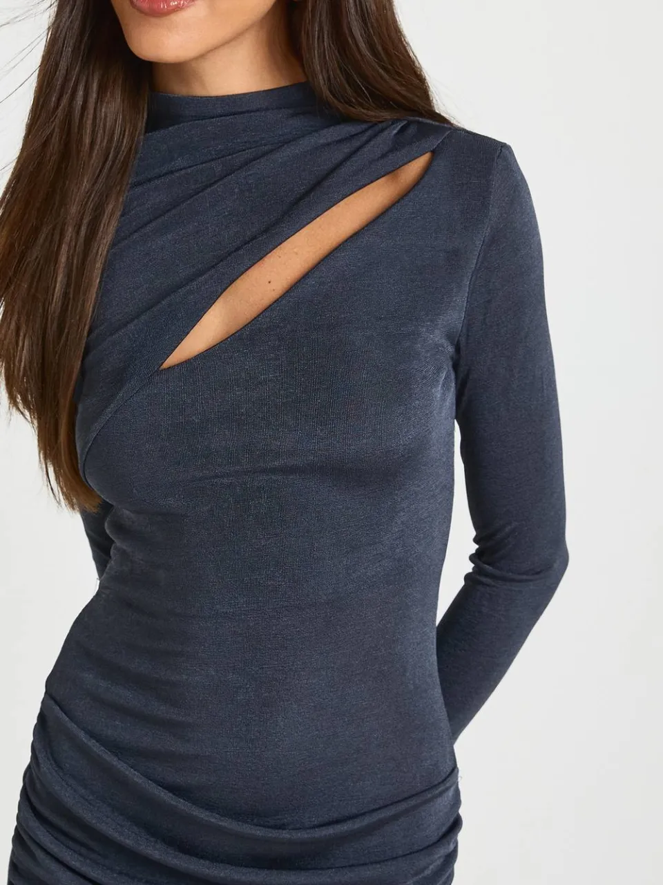 boohoo Dames Maxi Jurk met Lange Mouwen, Sleutelgat Detail en Drapering in Slinky Stof charcoal, foto 2