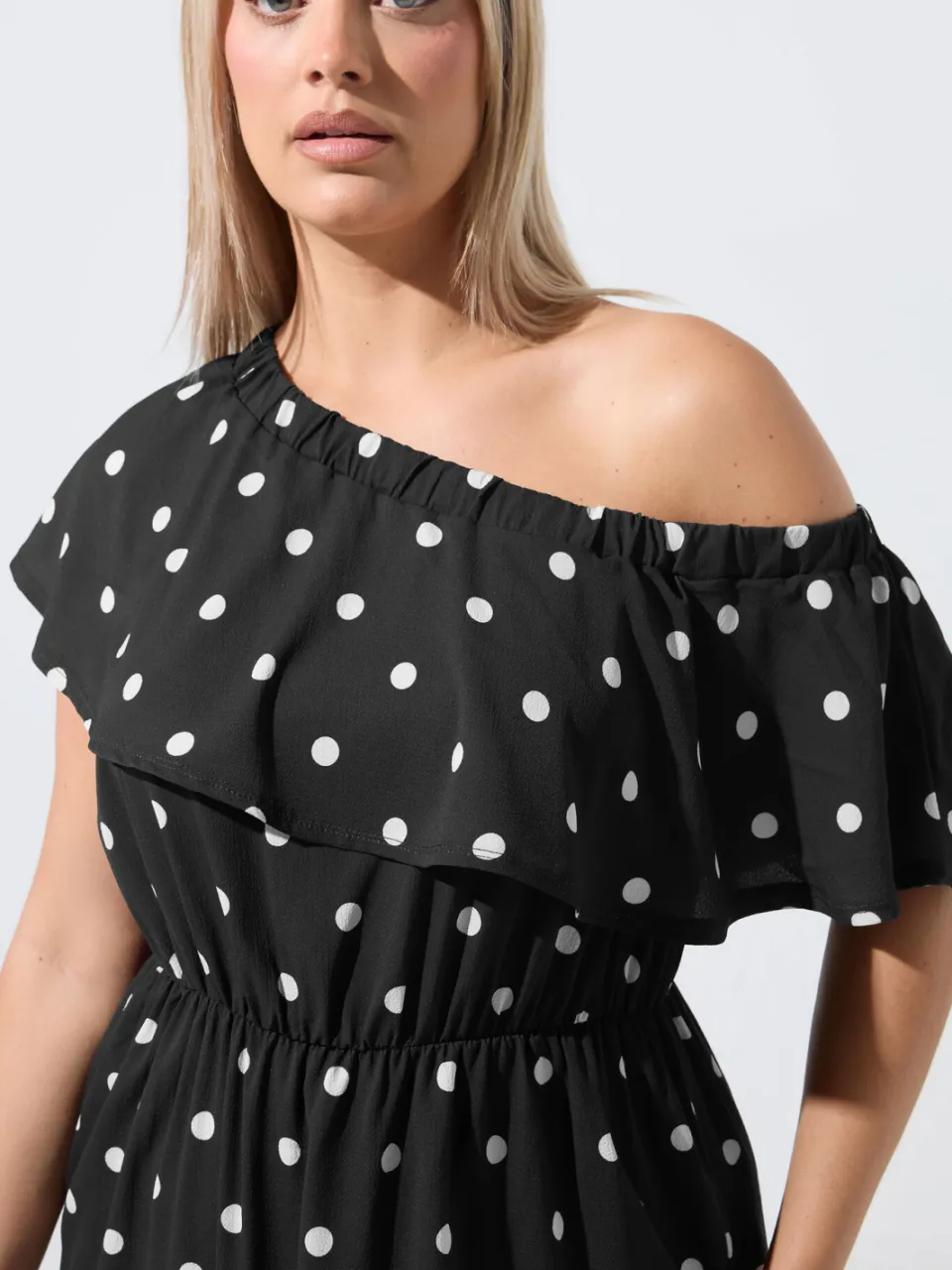 Limited Collection Zwarte Jurk Met Stippen En Ruches, foto 4