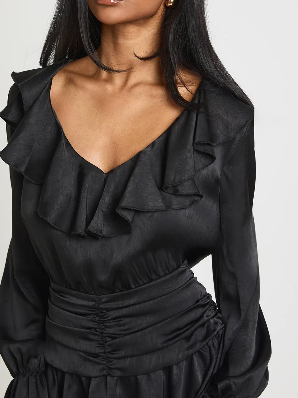 boohoo Dames Getextureerde Satijnen Mini Jurk met Ruffle Details zwart, foto 4