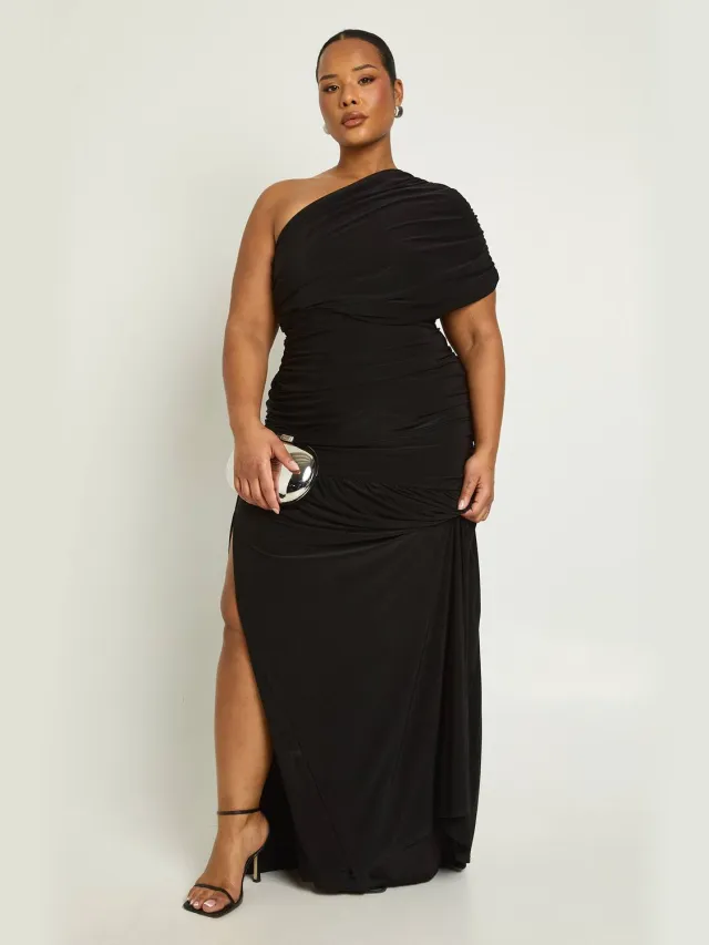 boohoo Dames Plus Asymmetrische Bardot Geplooid Maxi Jurk Chocoladebruin