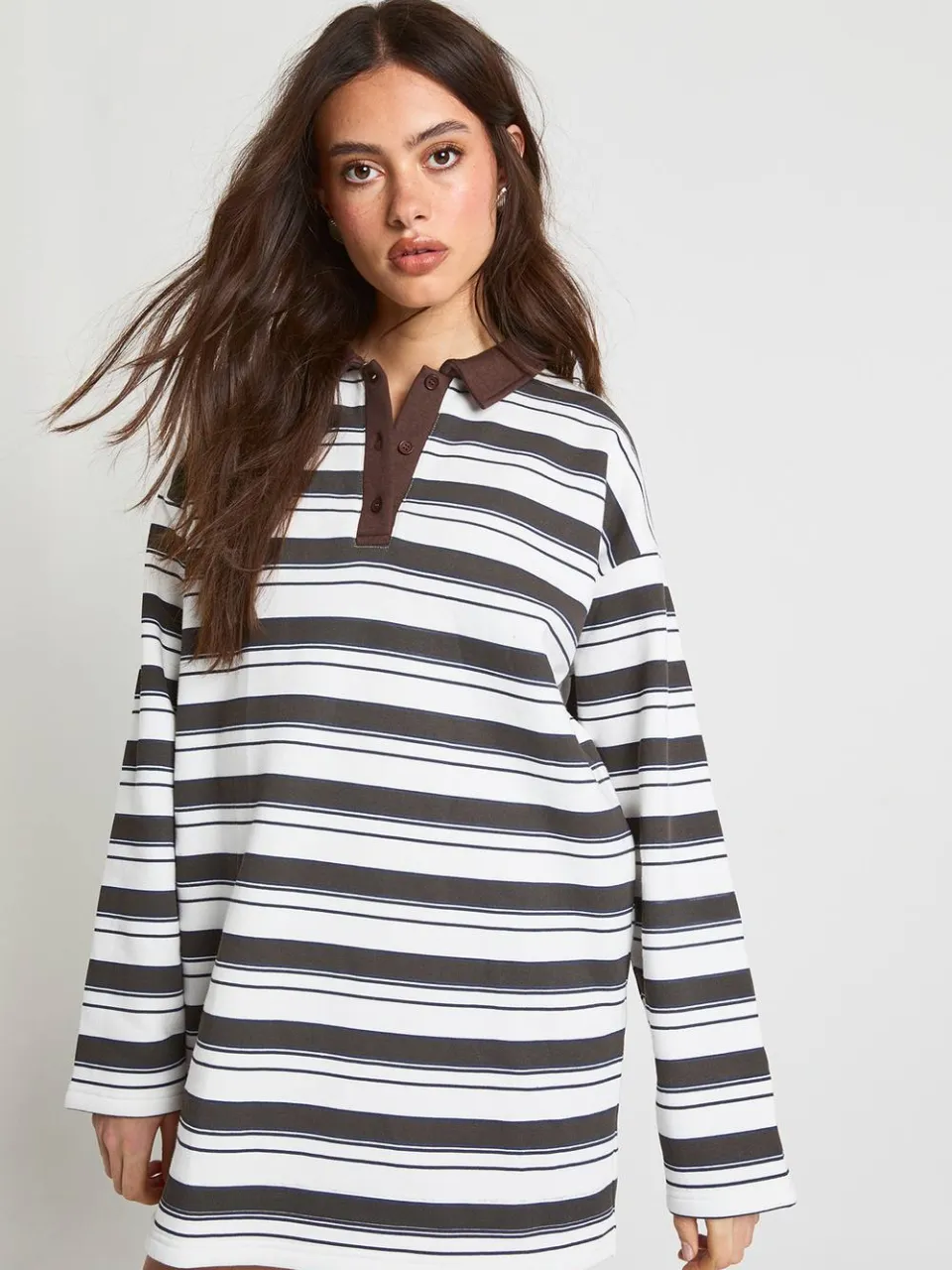 boohoo Dames Gestreepte Oversized T-shirtjurk Met Kraag chocoladebruin, foto 4