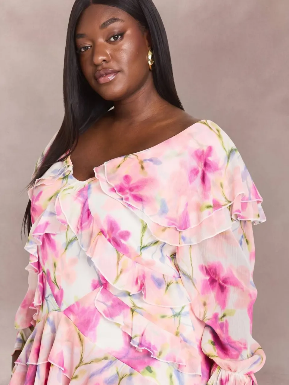 boohoo Dames Plus Bloemen Chiffon Ruches Mini Jurk roze, foto 4