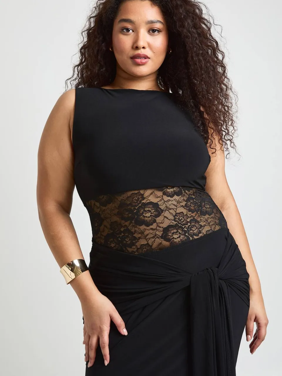 boohoo Dames Plus Maat Racerback Kanten Paneel Strik Draperie Maxi Jurk zwart, foto 2