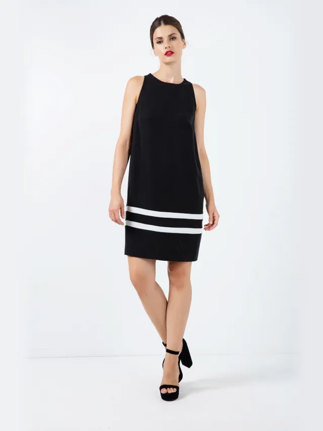 Conquista Zwarte mouwloze jurk met wit streepdetail