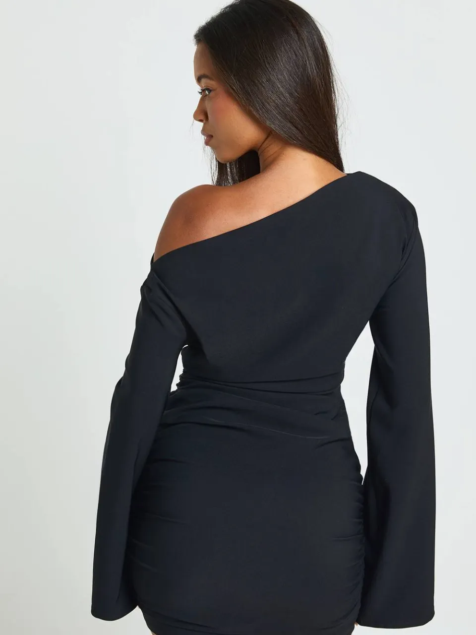 boohoo Dames Wijduitlopende Mouw Off-Shoulder Gerimpelde Mini Jurk zwart, foto 2
