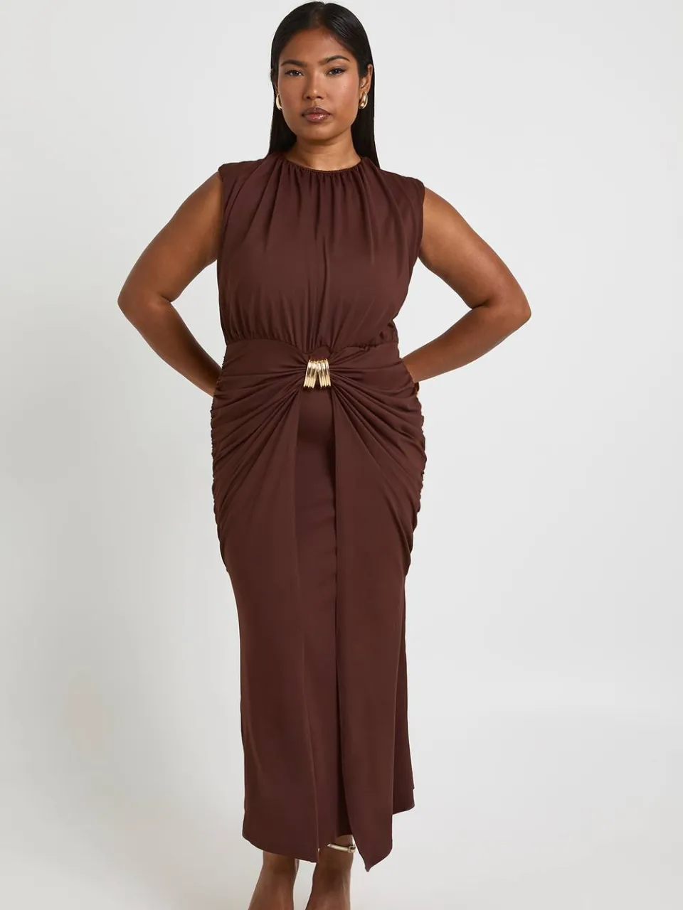 boohoo Dames Plus midaxi-jurk met ruches en gouden afwerking, foto 2