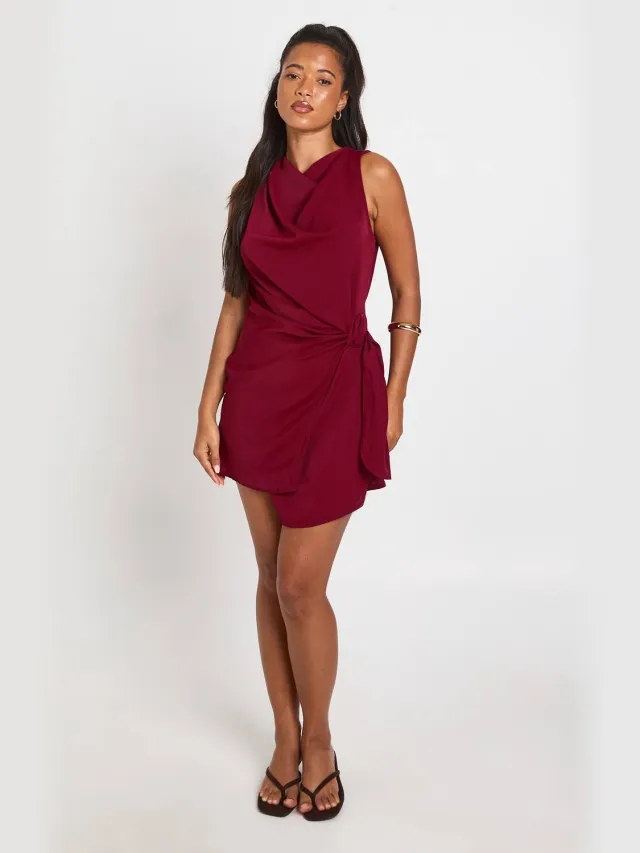 boohoo Dames Geweven Mini-jurk Met Waterval Hals En Gedrapeerde Zijkant Merlot