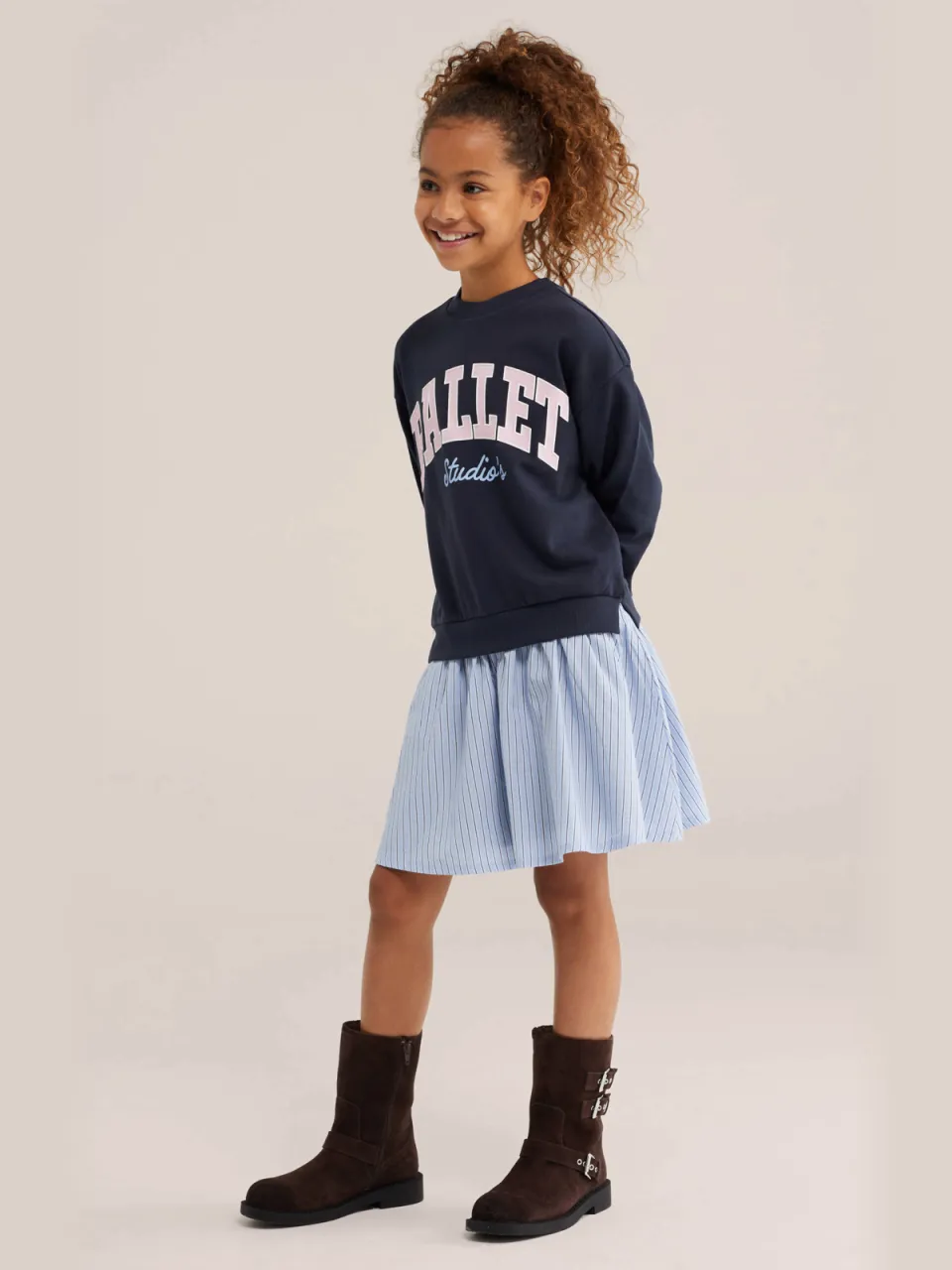 WE Fashion gestreepte sweatjurk met tekst donkerblauw donkerblauw/lichtblauw, foto 4
