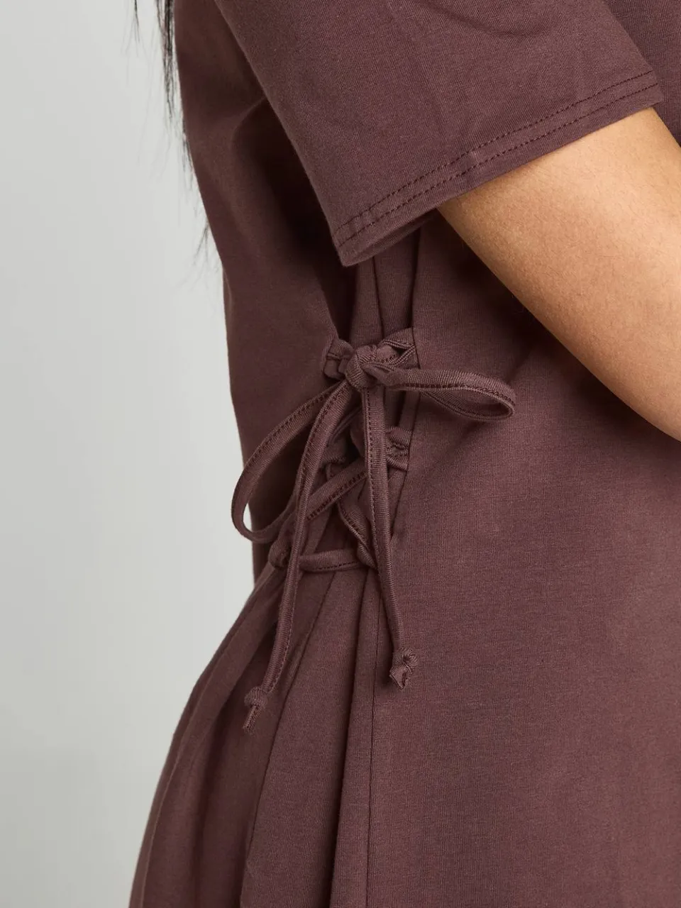 boohoo Dames Katoenen T-shirt Jurk Met Strikdetail Aan De Zijkant chocoladebruin, foto 4