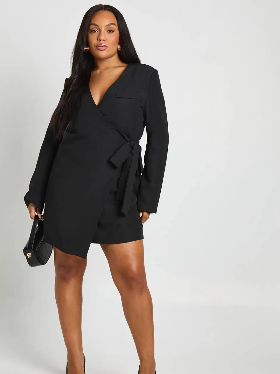 boohoo Dames Plus-size getailleerde wikkeljurk met zijstrik zwart, foto 2