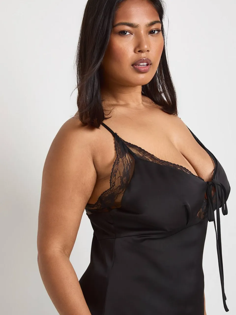 boohoo Dames Plus Satijn Kant Cup Detail Midaxi Jurk zwart, foto 2
