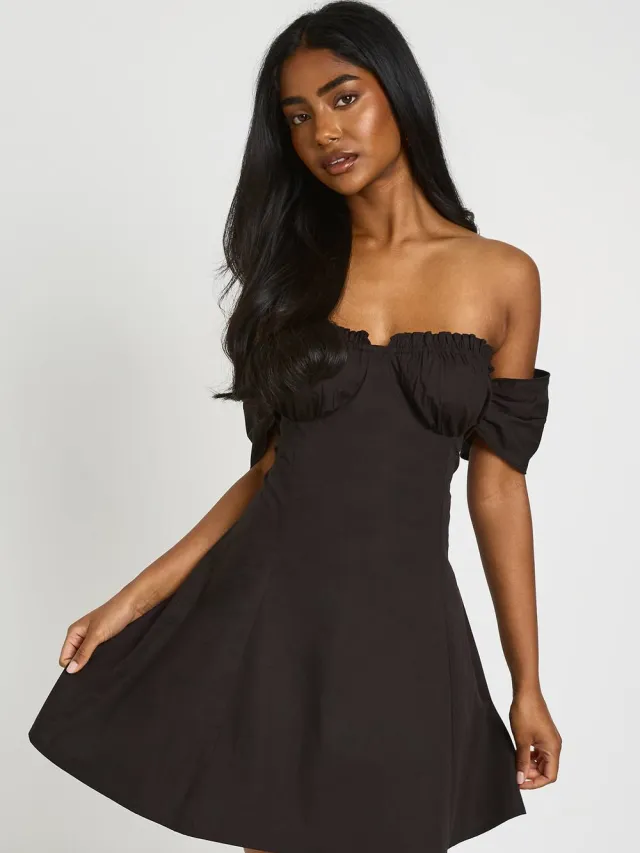 boohoo Dames Mini-jurk Met Gerimpelde Buste En Bardothals Zwart