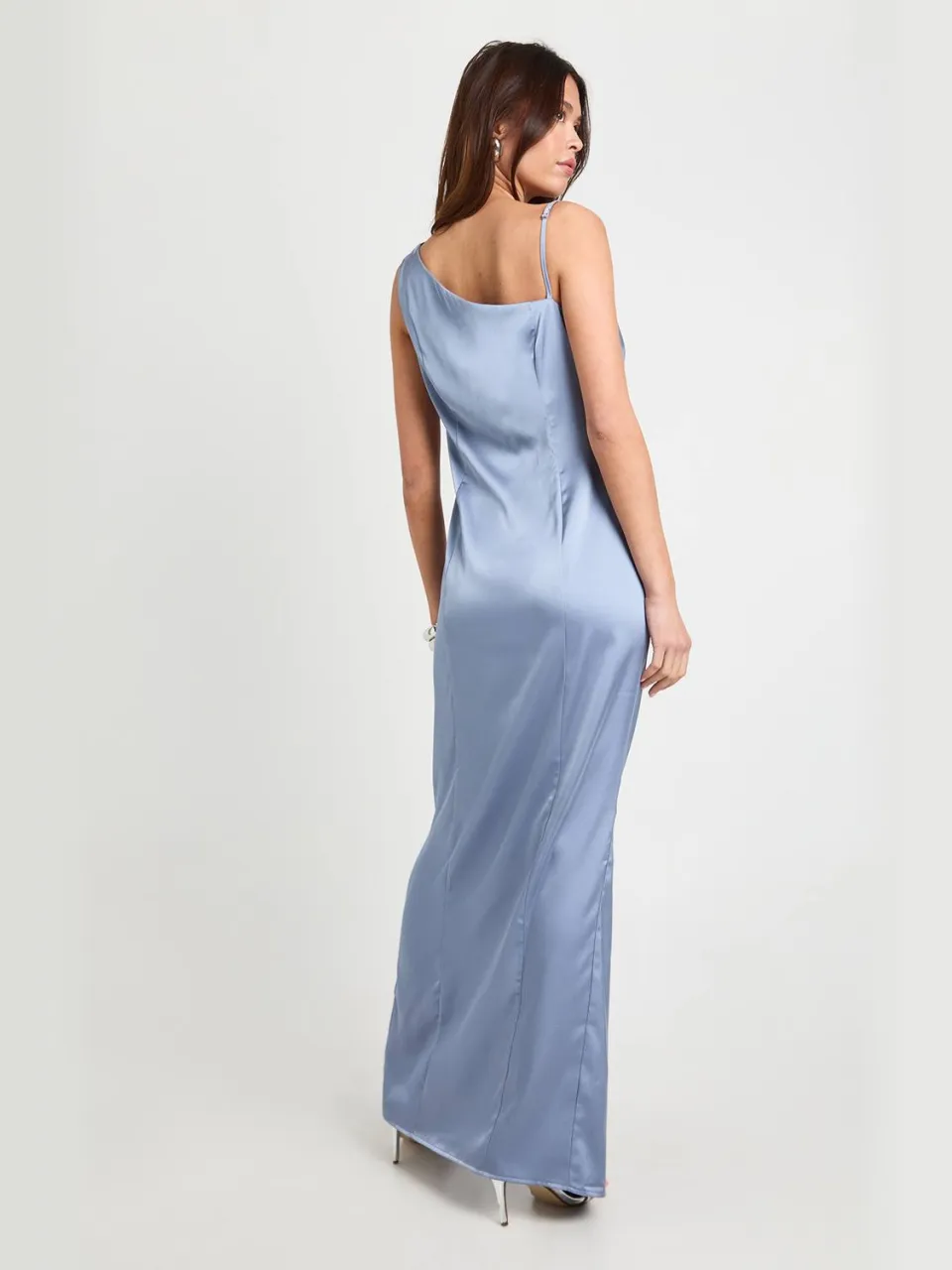 boohoo Dames Asymmetrische satijn maxi-jurk met draperende rug grijs, foto 2