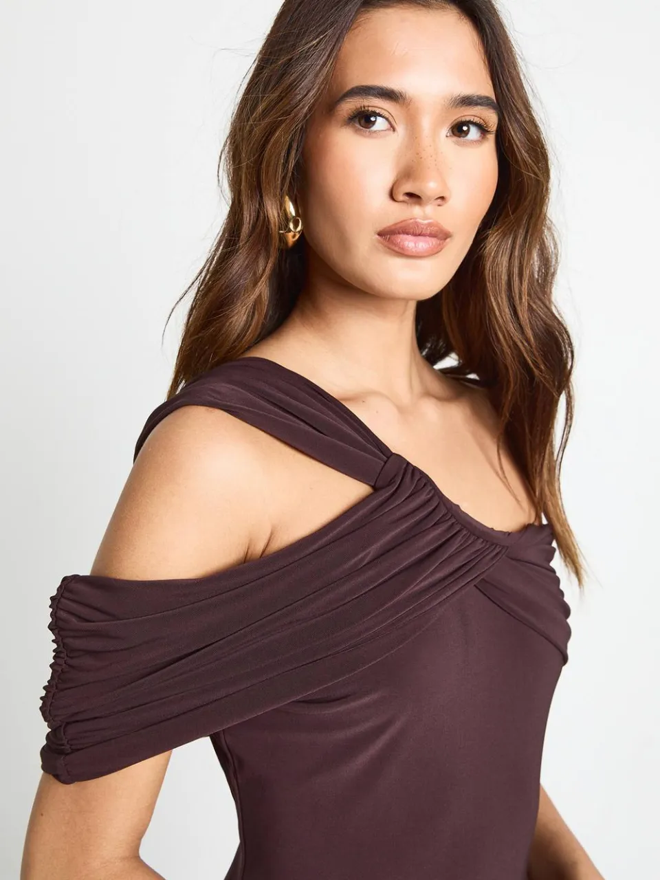 boohoo Dames Twist Bardot geraffelde maxi-jurk chocoladebruin, foto 3