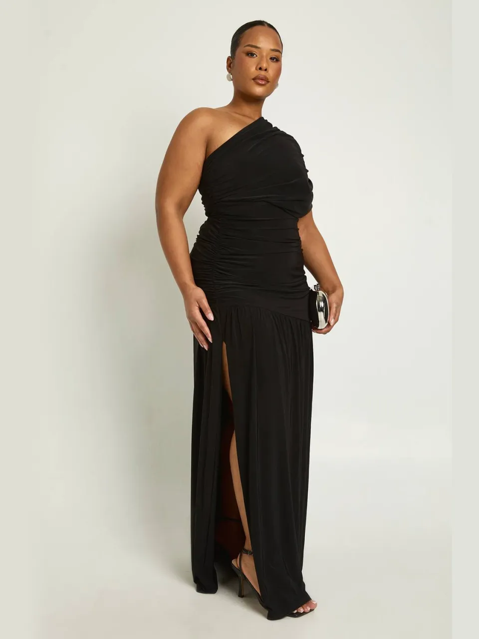 boohoo Dames Plus Asymmetrische Bardot Geplooid Maxi Jurk chocoladebruin, foto 2
