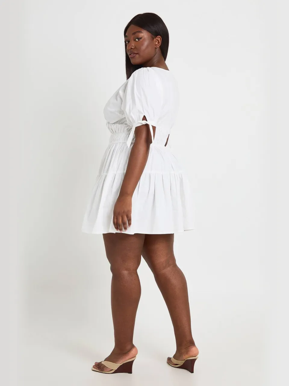 boohoo Dames Plus Pofmouw V-hals Mini Jurk wit, foto 2