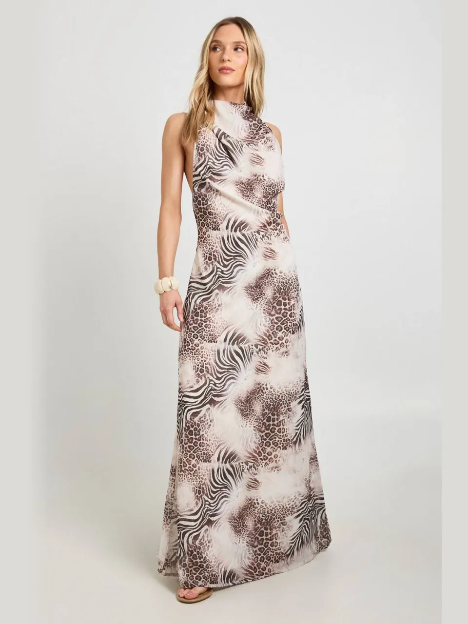 boohoo Dames Petite Bedrukte Chiffon Maxi Jurk Met Hoge Waterval Halslijn En Open Rug steen, foto 3