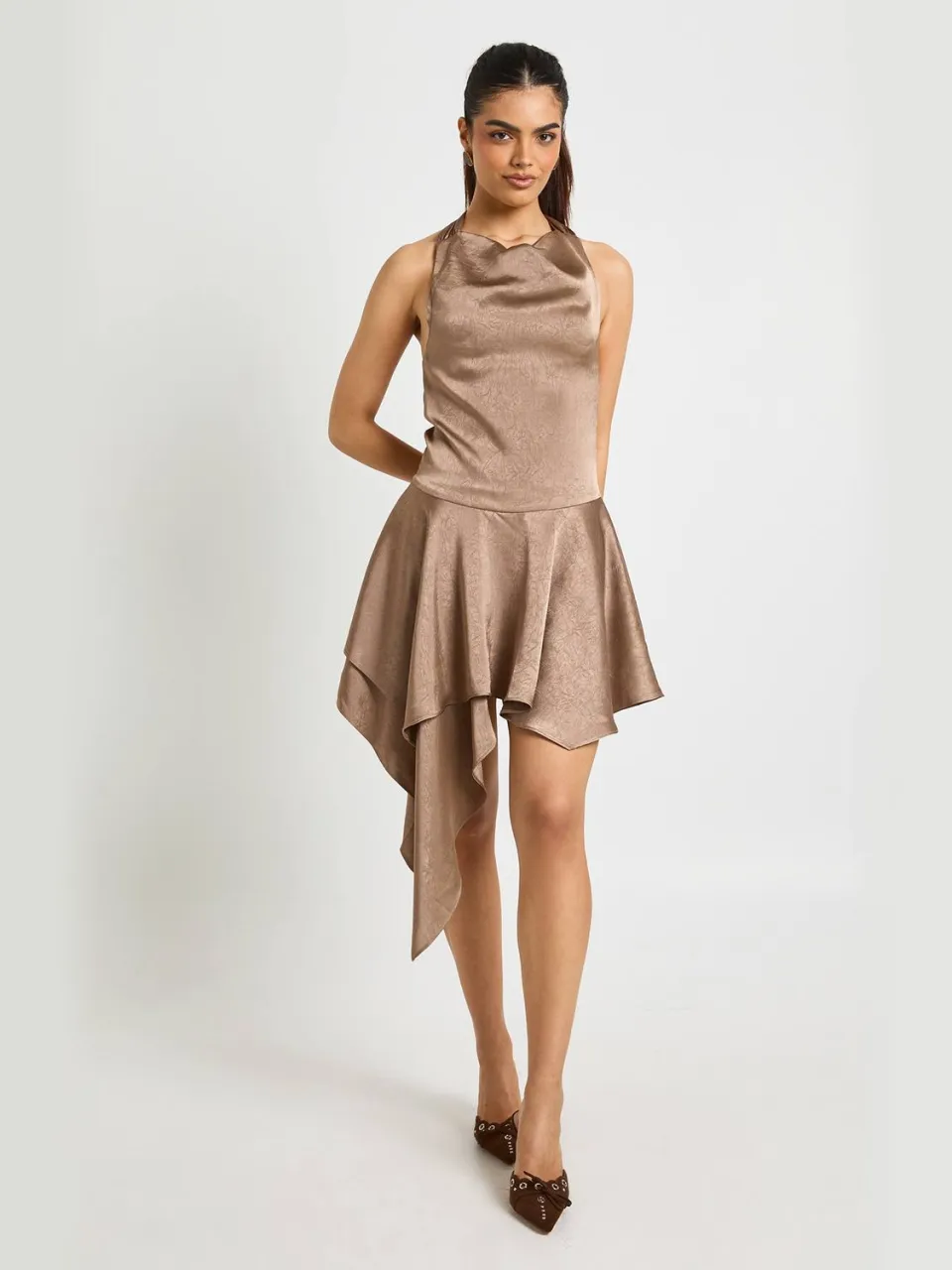 boohoo Dames Gestructureerde Satijnen Cowl Hals Mini Jurk mokka, foto 3
