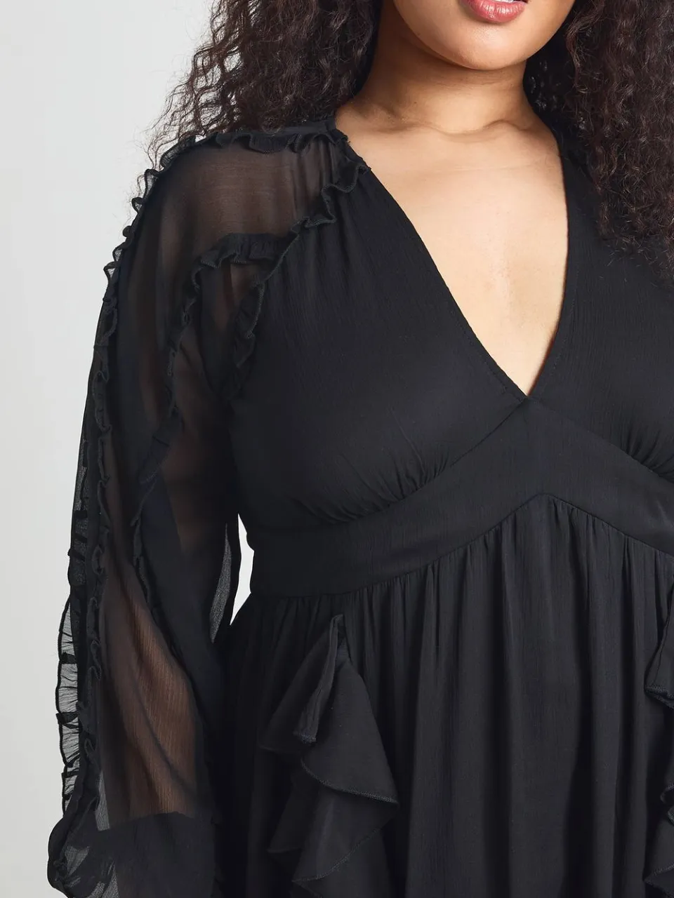 boohoo Dames Plus Chiffon Lange Mouw Ruches Maxi Jurk zwart, foto 4