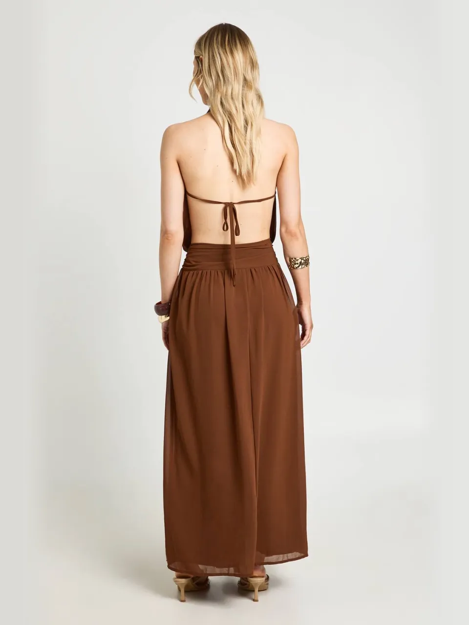 boohoo Dames Petite Chiffon Geplooide Maxi Jurk Met Lage Taille En Halternek chocoladebruin, foto 2