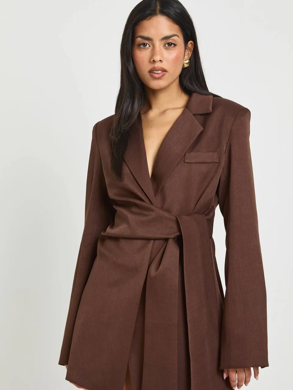 boohoo Dames Wikkel Strikceintuur Detail Blazer Jurk chocoladebruin, foto 3